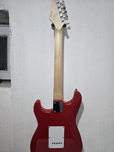 некая: Электрогитара в стиле Stratocaster, красный глянец В подарок идут — 2