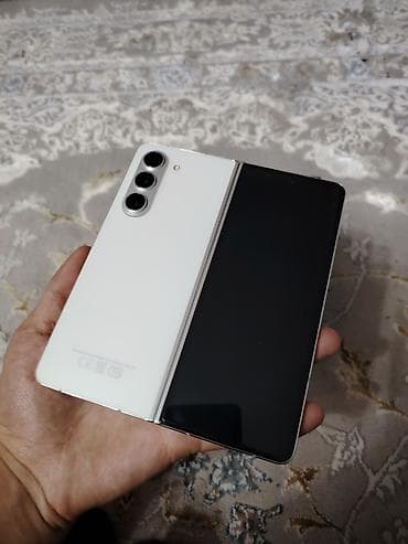 iphone 5a: Samsung Galaxy Fold 5G, Б/у, 512 ГБ, цвет - Белый — 2