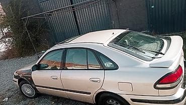 Легковой автомобиль седан с аэродинамическим спойлером на крышке