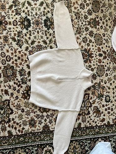 свитер с баской: Свитер-поло в молочном цвете с половинной молнией. - Материал: мягкий — 1