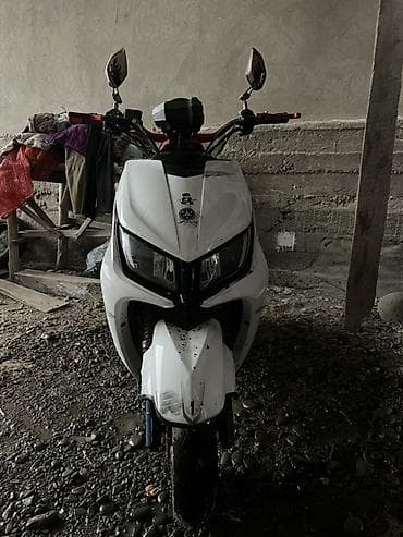 мото кийим: Скутер/мопед городского типа, белый цвет, компактный и манёвренный — 1