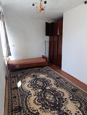 продаю дом с квартирантами: Сдается пол дома состоящий из 2х спален кухни и прихожей на длительный — 2