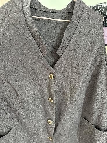 Юбки: Жилет серого цвета без рукавов - Крой: прямой, удлинённый, V‑образный — 3