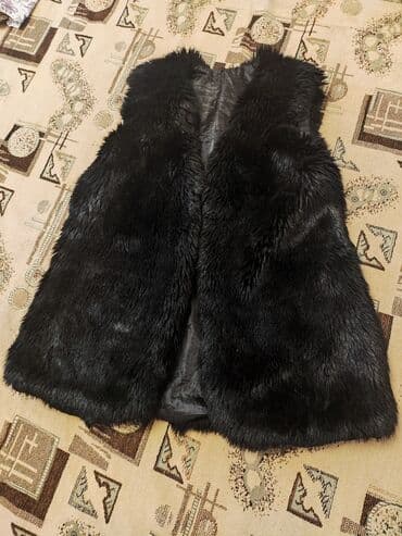 Жилетка женскаямех искусственный сост хорошее,размер 42 -44