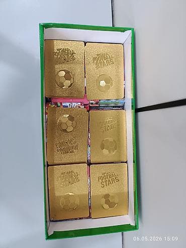 футболный бокс: Продаю коробку с картами футболистов для детей и коллекционеров. В — 2