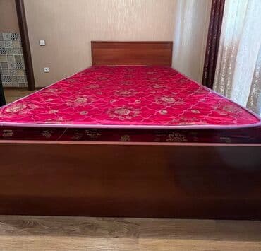 купить кровать односпальную недорого: Кровать полуторного размера, идет вместе с матрацем и синим одеялом — 2