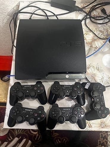 ipone 15: PlayStation 3 (Slim) с комплектом геймпадов и установленными играми — 1