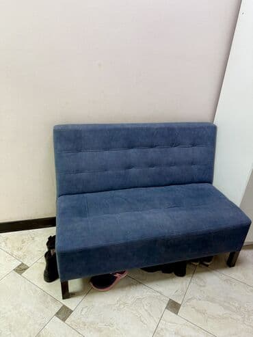 Диваны: Продается диван Размер 1.20 на 50 см. В хорошем состоянии, дырок на — 2