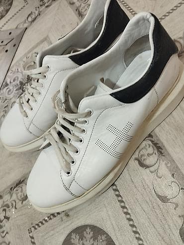 Белые мужские кожаные кроссовки с перфорацией в виде логотипа на