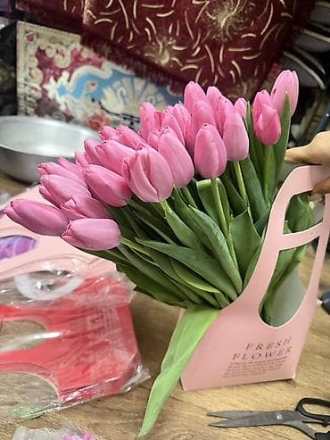 упаковочные коробки: Букет тюльпанов в стильной ручной коробке - Свежесрезанные тюльпаны с — 1