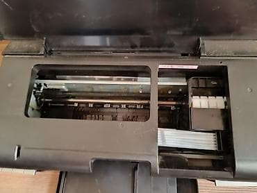 Техника и электроника: Продаю принтер Epson L800, включается, работает. Требует замены — 3