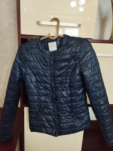 Продаю 1)осенне-весеннюю подросковую куртку 40-42размер.Синего