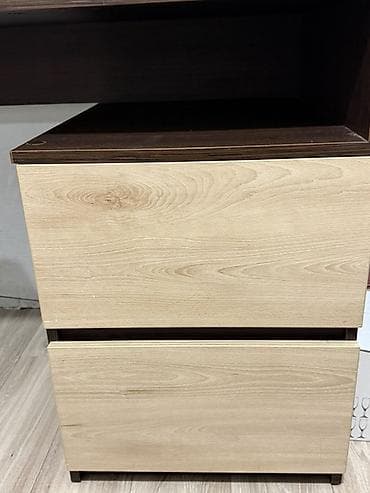 Компьютердик үстөлү, Колдонулган, Текчелери бар — 3