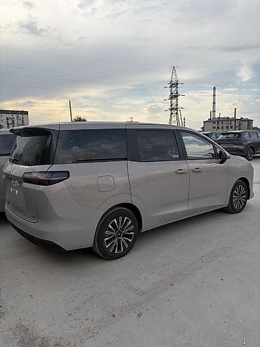 капитан: Wuling Starlight 730 EV。7‑местный семейный MPV. Кузов и дизайн: - — 3