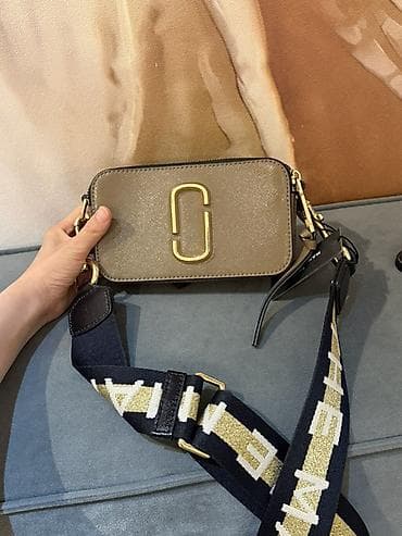 Элегантная сумка-кроссбоди Marc Jacobs The Snapshot, выполненная в