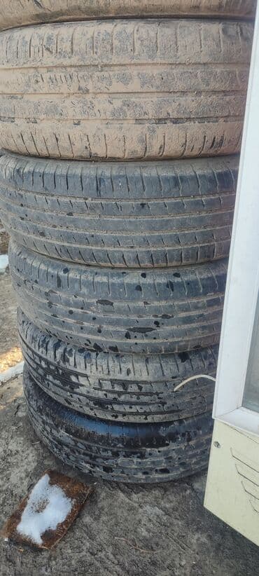 Комплект автомобильных шин (летний дорожный рисунок протектора). -