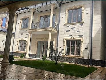 Недвижимость: Просторный двухэтажный дом в классическом стиле с закрытым двором — 2