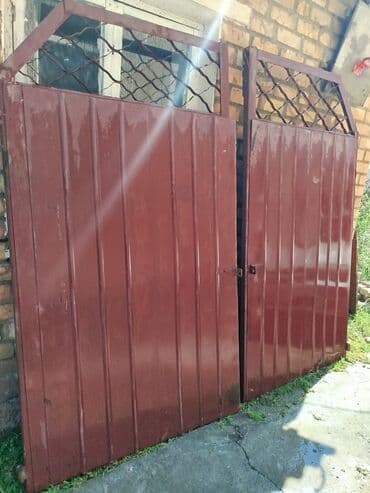 металические ворота: Пара металлических ворот коричневого цвета. Створки имеют рифленую — 3