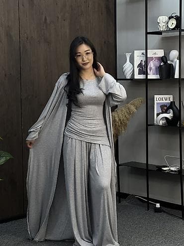 Комплект из мягкого трикотажа в сером цвете: топ с длинным рукавом at lalafo.kg Комплект из мягкого трикотажа в сером цвете: топ с длинным рукавом