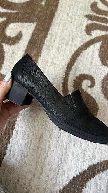 Женская обувь: Классические женские туфли-лоферы черного цвета на невысоком — 3