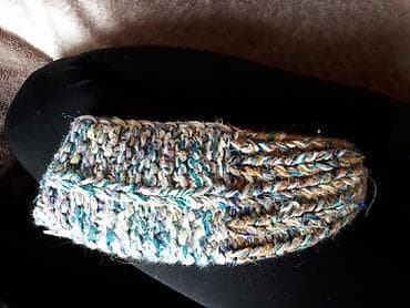 Домашние тапочки: Бабушка продает вязанные шерстяные тапочки,размеры разные. Для — 2