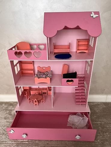 желтый домик: Кукольный домик из дерева с деревянной мебелью, розовый, трехъярусный — 1