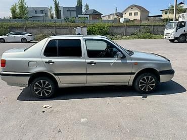 Volkswagen Vento: 1993 г., 1.8 л, Ручные, Седан