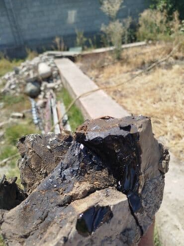 краска для асфальта: Куски битума, характерные своим черным цветом и смолянистой текстурой — 1