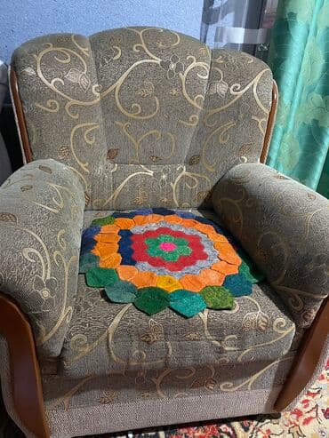 Диван + 2 кресла. Б/у. Диван выдвижной, есть впадины посередине(где в