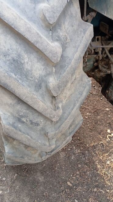 Трактор колесный, кабина с остеклением и дворником, окраска синяя — 7