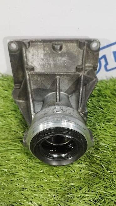 BMW 528xi (xDrive) v-2.0 turbo 2013 год опорный кронштейн полуоси