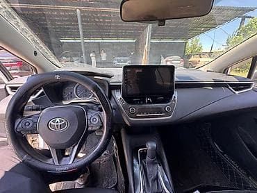 селика: Toyota Corolla: 2021 г., Гибрид, Седан — 9