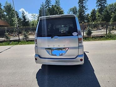 atego 818: Toyota Voxy: 2003 г., 2 л, Автомат, Бензин, Минивэн — 2