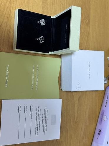 Серьги-гвоздики Van Cleef & Arpels Alhambra, белое золото 585 — 1