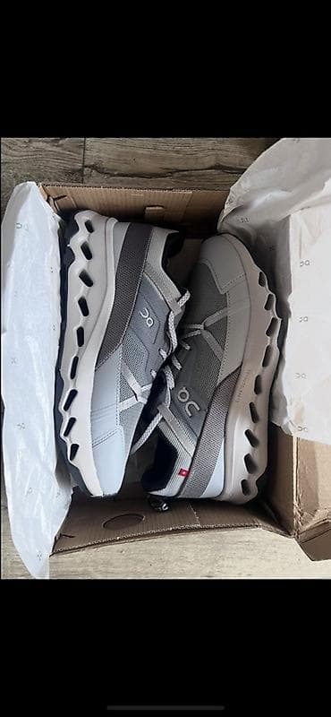 Б/у Кроссовки On (ON Running) серо-белые - Модель с фирменной