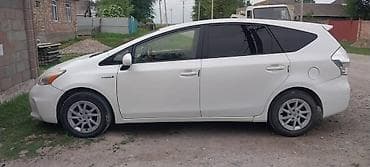 семейный авто: Toyota Prius V: 2012 г., Гибрид, Универсал — 4