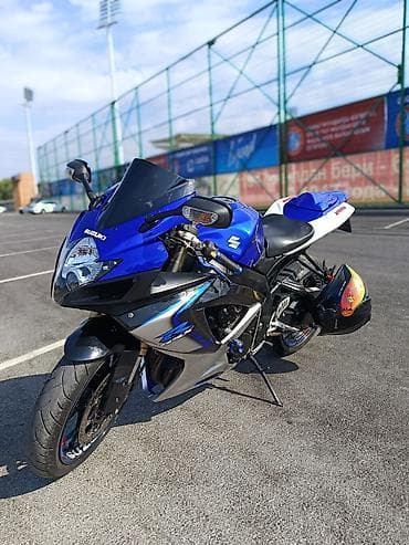 suzuki intruder: Спортивный мотоцикл Suzuki GSX‑R синего цвета. Особенности и — 3