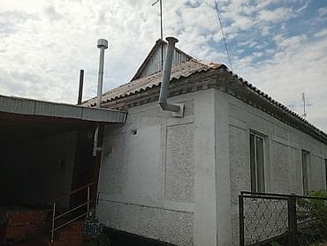 капсулы дом: Дом в сельском стиле с мансардной крышей и фасадом из декоративной — 1
