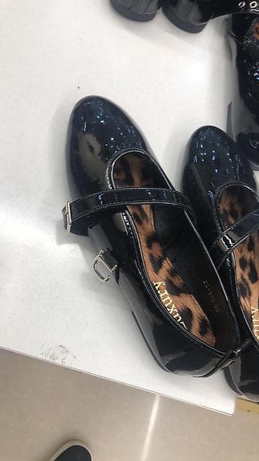 розовое офисное кресло: Балетка размер 36 
новый 
размер кичине келип калды 
кийилген жок — 1