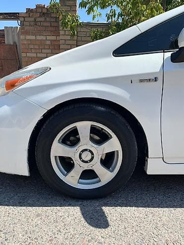 byd e7: Toyota Prius: 2016 г., Гибрид, Хэтчбэк — 6