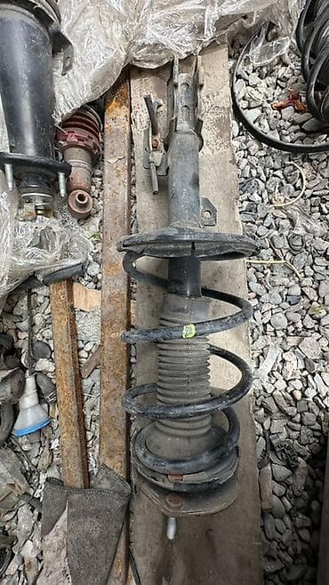 чашка амортизатора: Передний амортизатор Toyota — 1