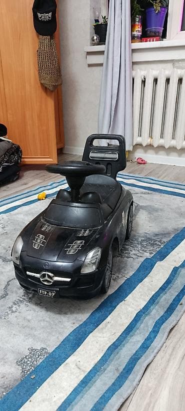 Толокарлар: Детская машина-каталка Mercedes-Benz (стиляж SLS) черного цвета — 1