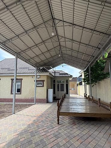 Продаётся просторный частный дом с большим двором и навесом. Широкая