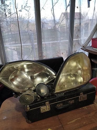 е 55: Комплект передних фар Nissan 2003 г., Б/у — 2