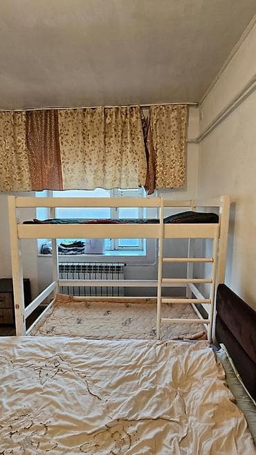 Двухъярусная кровать из массива дерева, окрашенная в белый цвет