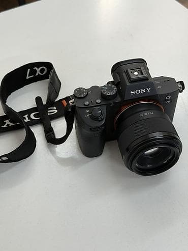 Беззеркальная полнокадровая камера Sony Alpha A7 III с объективом Sony