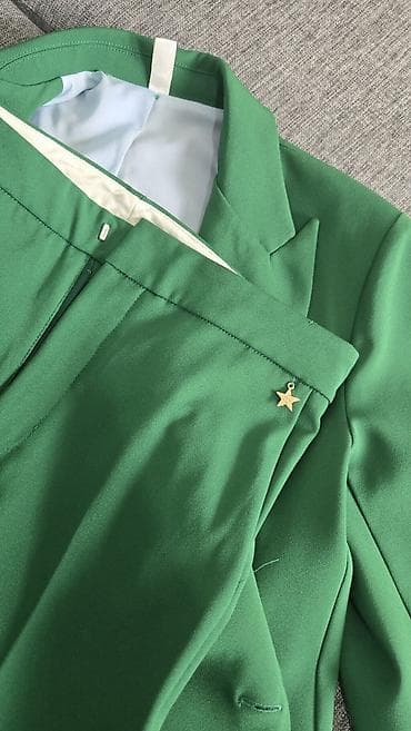 Женский костюм-двойка из плотной костюмной ткани ярко‑зеленого цвета — 3