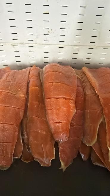 малек осетра: Филе слабосолёной красной рыбы форель нарезанные крупными пластами. - — 1