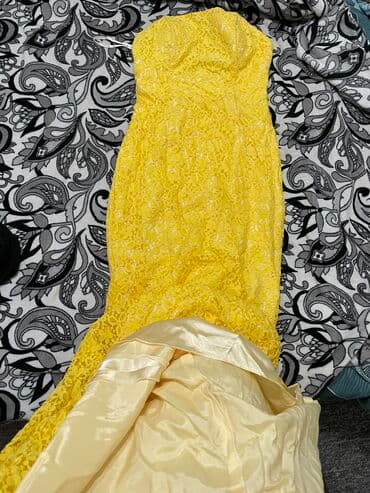 срочно продаю в связи с переездом: Желтое платье со шлейфом без лямок синие платье с драпировкой — 1