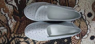 макаси: Размер 39.
Кеды макасы каждая пара по тысячи сом — 2